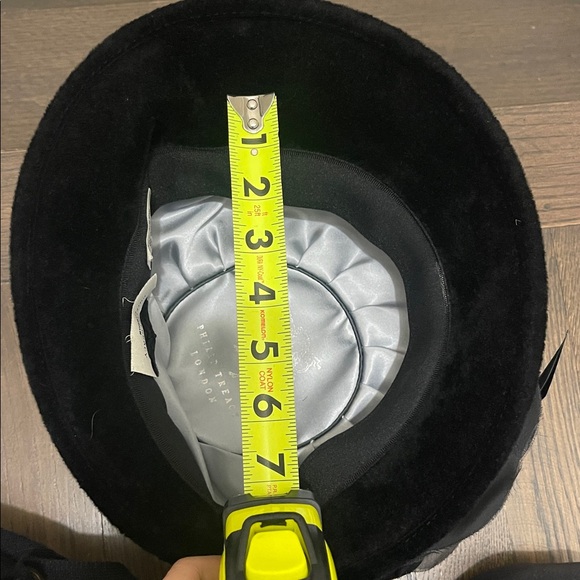 Philip Treacy Elegant Black Velvet Hat with Ribbon and Feather Detail - Picture 5 of 6